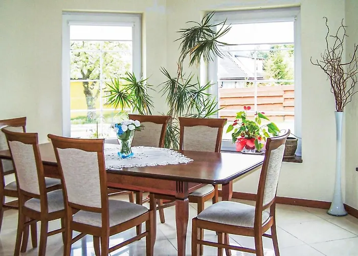 4 Bedroom Stunning In Semesterbostad Kamień